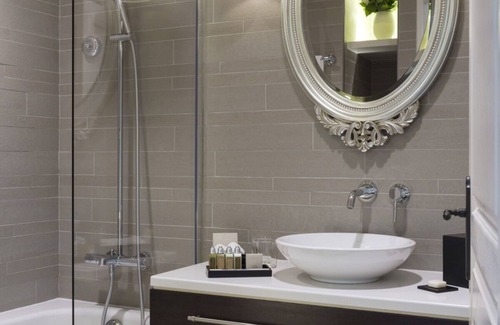 Saint-Germain-l'Auxerrois Apartment | Stylish Junior Suite Apartment In Louvre Paris