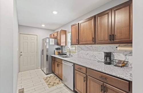 South Kansas City House | Stylish KC 2-BR Getaway — Quick Highway Access & Near Attractions