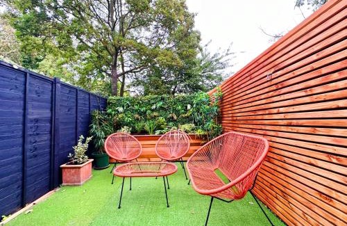 Kennington Apartment | Stylish Kennington apartment near tube with King Bed and garden