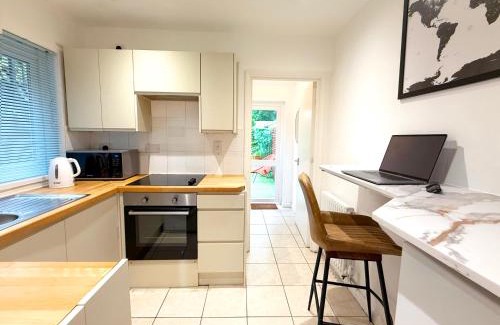 Kennington Apartment | Stylish Kennington apartment near tube with King Bed and garden