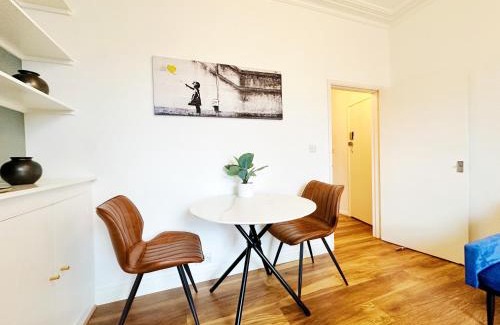 Kennington Apartment | Stylish Kennington apartment near tube with King Bed and garden