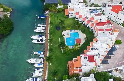 Zona Hotelera Villa | Stylish Lagoon front Villa by Casa Paraiso