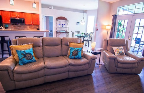 Sandalwood House | Stylish lake front retreat. Short drive to Beach, shopping, downtown, Mayo!
