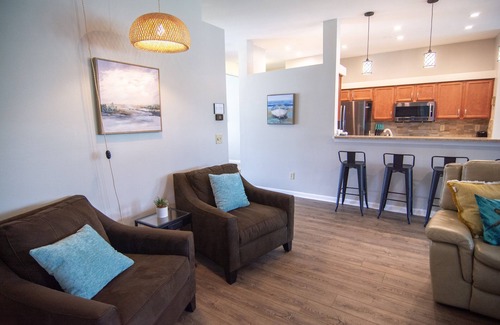 Sandalwood House | Stylish lake front retreat. Short drive to Beach, shopping, downtown, Mayo!