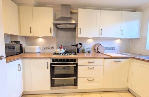 Cambridge House | Stylish, large family home near river and station