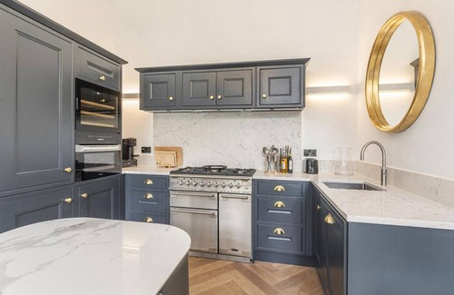 Paddington Apartment | Stylish Little Venice Oasis w/Private Park