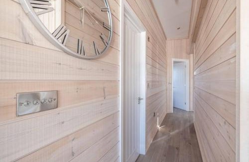 Windsor House | Stylish Lodge At Windsor Racecourse Marina