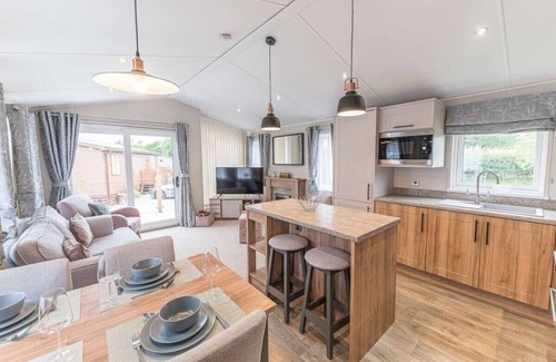 South Lakeland Leisure Village Ski Chalet | Stylish Lodge on popular holiday park, easy access to Lakes and Dales and free parking