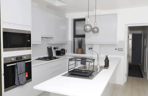 Lea Bridge Apartment | Stylish London Flat with Garden, Close to City