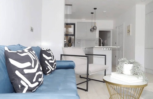 Lea Bridge Apartment | Stylish London Flat with Garden, Close to City
