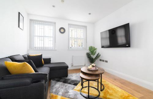 Weavers Apartment | Stylish London Shoreditch Brick Lane Apartment Sleeps 4 with Balcony