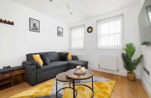Weavers Apartment | Stylish London Shoreditch Brick Lane Apartment Sleeps 4 with Balcony