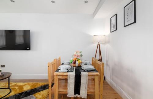 Weavers Apartment | Stylish London Shoreditch Brick Lane Apartment Sleeps 4 with Balcony