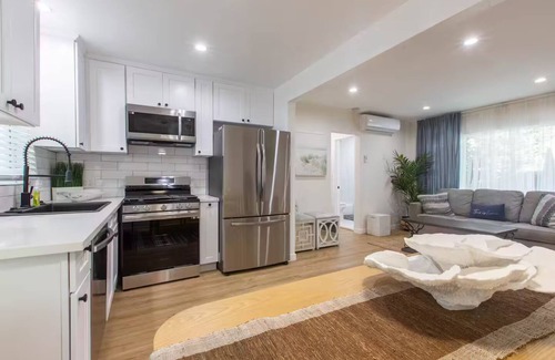 Alamitos Beach Apartment | Stylish Long Beach Retreat - Walk to Beach & Bars!