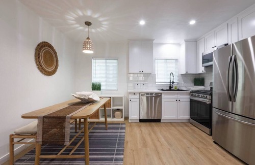 Alamitos Beach Apartment | Stylish Long Beach Retreat - Walk to Beach & Bars!