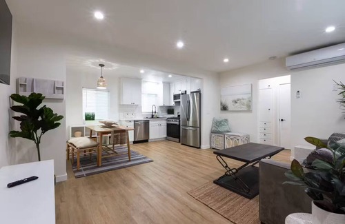 Alamitos Beach Apartment | Stylish Long Beach Retreat - Walk to Beach & Bars!
