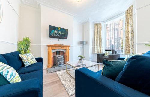 Barrow-in-Furness Apartment | Stylish Luxury Large 4BR KingBed