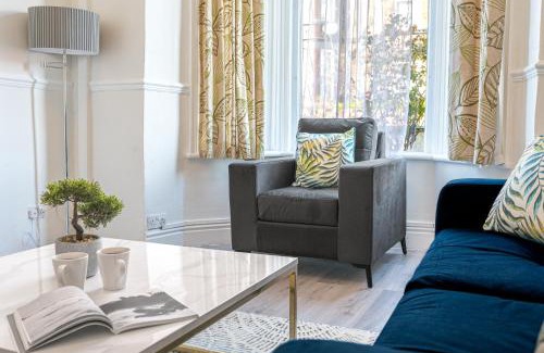 Barrow-in-Furness Apartment | Stylish Luxury Large 4BR KingBed