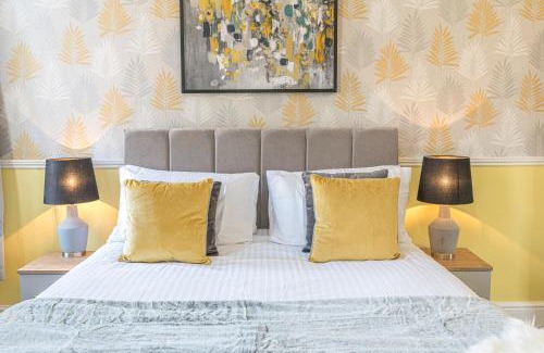 Barrow-in-Furness Apartment | Stylish Luxury Large 4BR KingBed