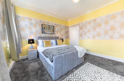 Barrow-in-Furness Apartment | Stylish Luxury Large 4BR KingBed