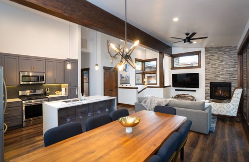 Truckee House | Stylish Luxury Townhouse - Walk to Downtown, A/C!