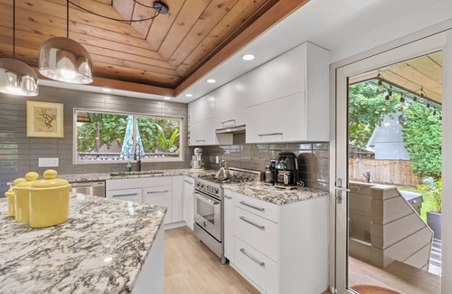 Central Okanagan House | Stylish MCM Rancher w hot tub - steam room - dog friendly