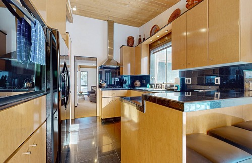 Vista Las Palmas House | Stylish Mid-century gem near downtown with pool, hot tub, fire table & WiFi