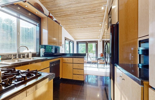 Vista Las Palmas House | Stylish Mid-century gem near downtown with pool, hot tub, fire table & WiFi