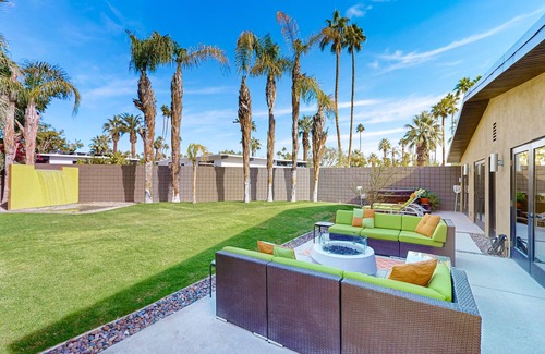 Vista Las Palmas House | Stylish Mid-century gem near downtown with pool, hot tub, fire table & WiFi