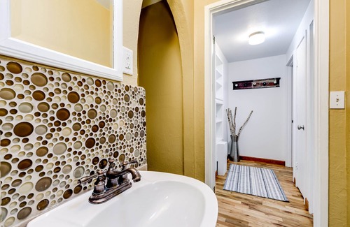 Amazon House | Stylish Mid Century Home 2 mi. to Downtown & UO.