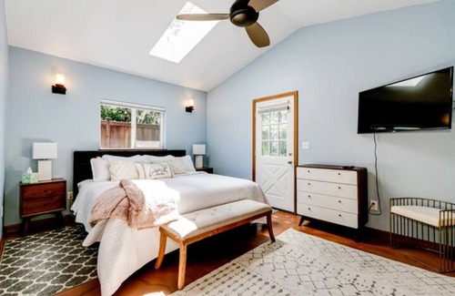 Amazon House | Stylish Mid Century Home 2 mi. to Downtown & UO.
