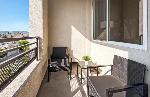 Mid-Wilshire Apartment | Stylish Mid-Wilshire Apt, Free Parking, Gucci Art, 10mins to Cedars