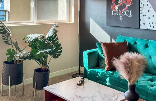 Mid-Wilshire Apartment | Stylish Mid-Wilshire Apt, Free Parking, Gucci Art, 10mins to Cedars