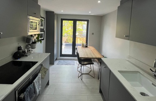 Shacklewell Apartment | Stylish & Modern 1BD Flat with Balcony - Dalston