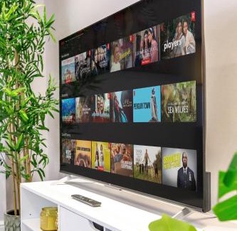 High Barnet Apartment | Stylish & Modern 2-Bedroom London Hideaway - King Bed- Sleeps 6 - Parking Available - Instant Book - 20 Percent Off Long Stays!