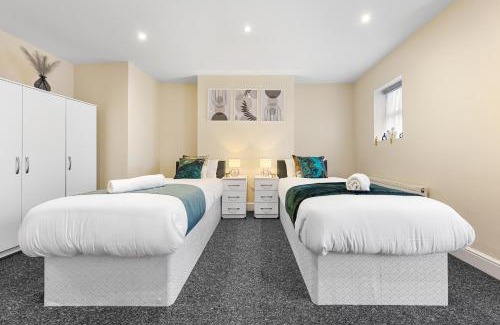 High Barnet Apartment | Stylish & Modern 2-Bedroom London Hideaway - King Bed- Sleeps 6 - Parking Available - Instant Book - 20 Percent Off Long Stays!