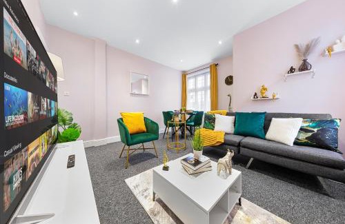 High Barnet Apartment | Stylish & Modern 2-Bedroom London Hideaway - King Bed- Sleeps 6 - Parking Available - Instant Book - 20 Percent Off Long Stays!