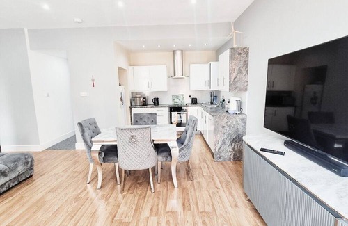 Nottingham Apartment | Stylish & Modern 2BR Flat nr Nottingham City Centre with Free Parking