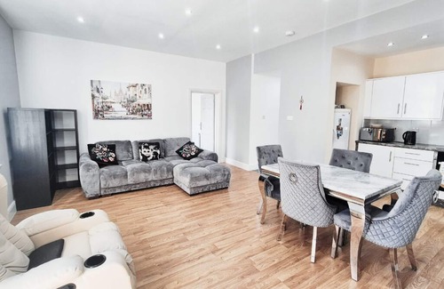 Nottingham Apartment | Stylish & Modern 2BR Flat nr Nottingham City Centre with Free Parking