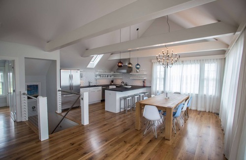 Surfside House | Stylish Modern 4 Bedroom Beach House With Water View