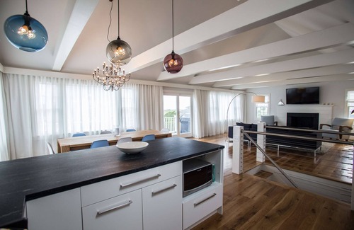 Surfside House | Stylish Modern 4 Bedroom Beach House With Water View