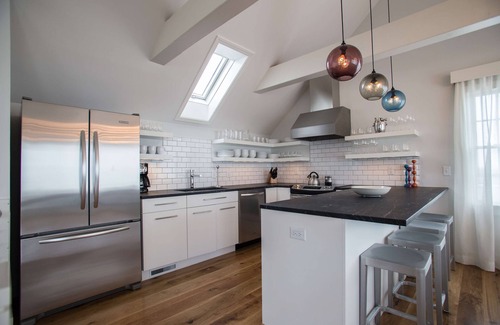 Surfside House | Stylish Modern 4 Bedroom Beach House With Water View