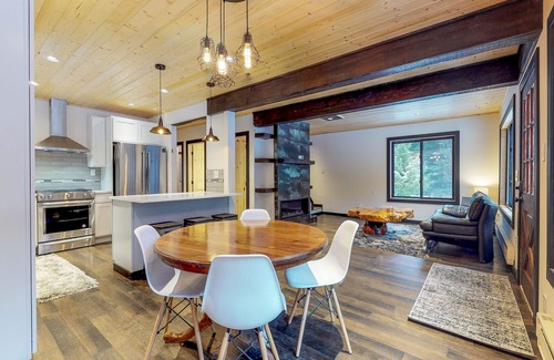 Cle Elum Cabin | Stylish & Modern Cabin near Creek & Town with Fireplace & Shared Grill Area