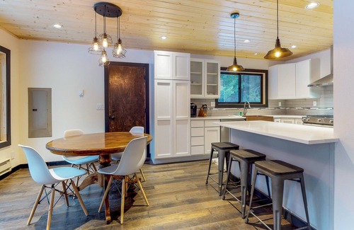 Cle Elum Cabin | Stylish & Modern Cabin near Creek & Town with Fireplace & Shared Grill Area