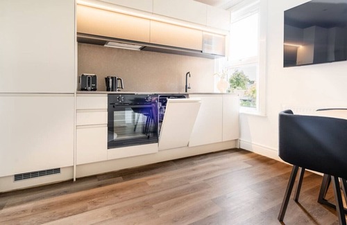 Hillingdon Apartment | Stylish Modern Designed Apt, near Station, London