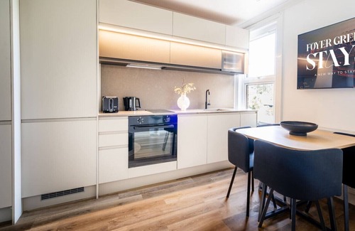 Hillingdon Apartment | Stylish Modern Designed Apt, near Station, London