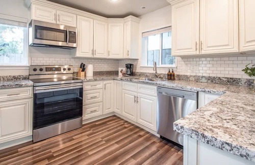 Atlantic House | Stylish Modern Farmhouse w/Yard 10 mins from DT