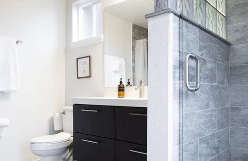 Atlantic House | Stylish Modern Farmhouse w/Yard 10 mins from DT