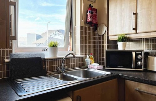 North Glasgow Apartment | Stylish Modern Flat with Juliet Balcony & Parking