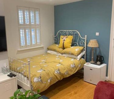 Victoria House | Stylish Modern Studio, Mock Georgian House, Heart of Trendy Hackney & London
